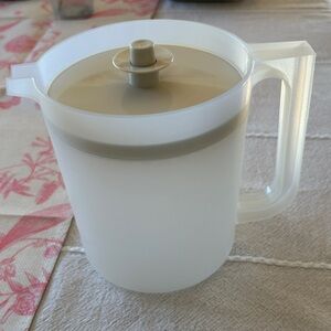 Tupperware Go Between pitcher 1.5 quarts EUC